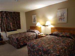 Кровать или кровати в номере Prospector Inn