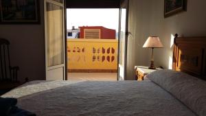 Un pat sau paturi într-o cameră la La Casa De La Tia