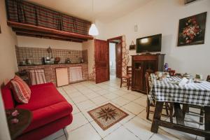 uma sala de estar com um sofá vermelho e uma mesa em Antonella home em Brindisi