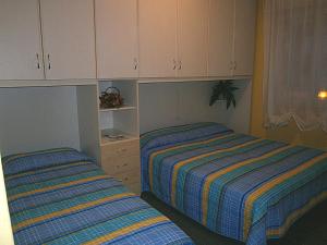 ビビオーネにあるMexicoのベッドルーム(ベッド2台、白いキャビネット付)