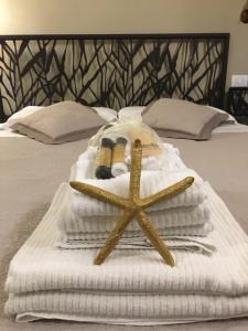 a towel with a starfish on top of a bed at Casa D'amore in Riomaggiore