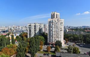 キーウにあるApartament on Vasylia Lypkivskoho 24の高層建築の街並み