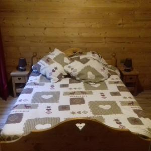 A bed or beds in a room at chalet le plan du rtia