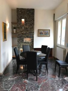 comedor con mesa, sillas y pared de piedra en Cozy Apartment Sabrina, en Signa