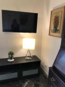 una lámpara sentada en una mesa junto a una TV en Cozy Apartment Sabrina, en Signa