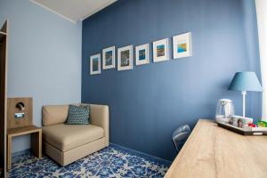 una camera blu con una sedia e una parete blu di B&B Degli Aranci a Sorrento