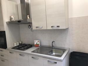 een keuken met een wastafel en een fornuis bij 21House - Appartamento 1 in Busto Arsizio