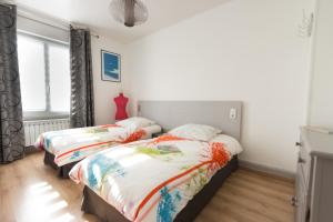 1 Schlafzimmer mit 2 Betten und einem Fenster in der Unterkunft Le batelier du lac in Gérardmer