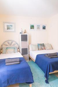 sypialnia z 2 łóżkami i niebieską pościelą w obiekcie The Ohana Beach Apartment w Corralejo +37 zdjęć