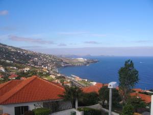 uma vista para uma cidade e para o oceano com casas em Residencia ANA em Santa Cruz
