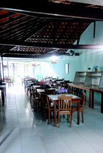 Pousada Cavalo Marinho في أبراو: غرفة طعام مع طاولات وكراسي في مطعم