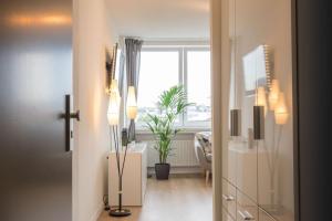 a hallway with a room with a window and a plant at Business Apartment mit Blick auf die Skyline von Essen in Essen