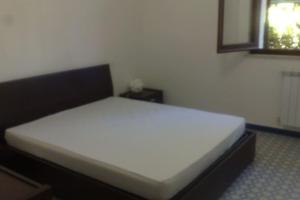 a bedroom with a white bed in a room at Casa al mare con ampio giardino in Vasto