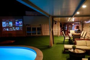 TV a/nebo společenská místnost v ubytování Holiday Home Gustirna