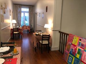 uma sala de estar com mesas e cadeiras e uma sala de jantar em Gentil'Home - Toulouse B&B Prestige em Fenouillet