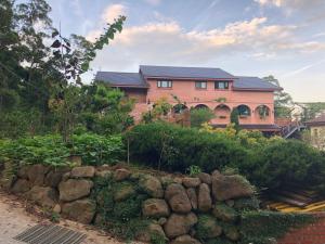 En hage utenfor SeeU Coffee and B&B