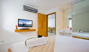 Una televisión o centro de entretenimiento en Code Samui Hotel