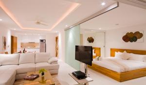 Una cama o camas en una habitación de Code Samui Hotel
