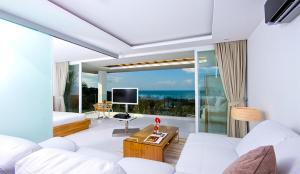Una televisión o centro de entretenimiento en Code Samui Hotel