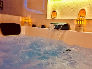 博恩的住宿－Appart' Spa et Sauna Privatif Au Cœur De Beaune，浴缸内装有喷泉