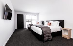Un pat sau paturi într-o cameră la Zachary's Motel