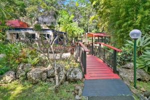 Songbirds Rainforest Retreat外面的花园