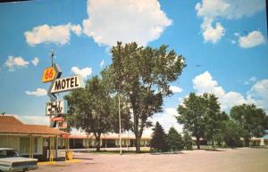um sinal de motel em frente a um parque de estacionamento em 66 Motel em Holbrook