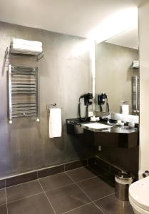 un bagno con lavandino e WC di Taximtown Hotel a Istanbul