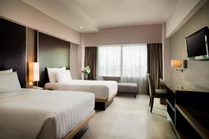 Postel nebo postele na pokoji v ubytování Hotel Santika Premiere Slipi Jakarta