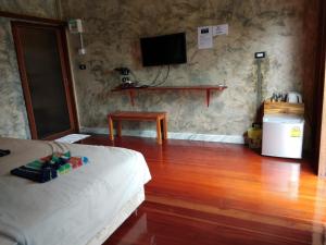 Televízia a/alebo spoločenská miestnosť v ubytovaní Ingaun Resort Kanchanaburi