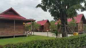 Ban NoiにあるIngaun Resort Kanchanaburiの赤屋根の建物群