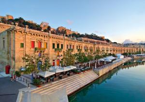 Afbeelding uit fotogalerij van Seaview Apartment In Fort Cambridge, Sliema in Sliema