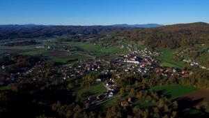 een luchtzicht op een klein dorpje in de heuvels bij Dom Vita Sticna in Ivančna Gorica