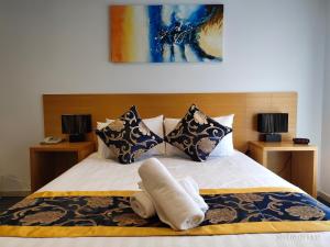 Tempat tidur dalam kamar di Coachman Motel and Holiday Units