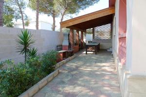 un patio di una casa con padiglione in legno di Villa Torretta - La casa di Luca a Marina di Lizzano