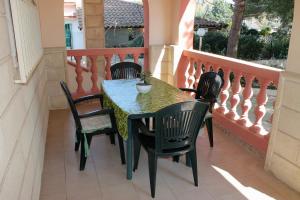 einen Tisch und Stühle auf dem Balkon in der Unterkunft Villa Torretta - La casa di Luca in Marina di Lizzano