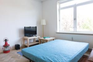 Llit o llits en una habitació de Spacious Private Apartment for Family Holiday