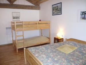 een slaapkamer met een stapelbed en een bed bij Le Puy Babin chambres familiales à la ferme in Saint-Mathurin