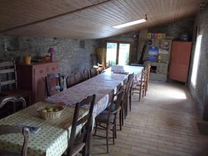 A restaurant or other place to eat at Le Puy Babin chambres familiales à la ferme