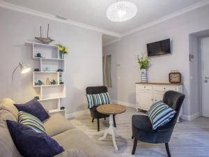 - un salon avec un canapé, des chaises et une table dans l'établissement A cà da Alba Rooms, à Monterosso al Mare