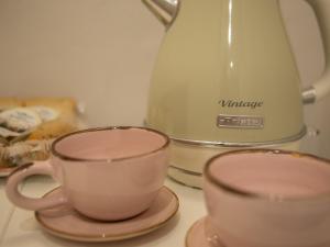 two cups sitting on a counter with a blender at A cà da Alba Rooms in Monterosso al Mare