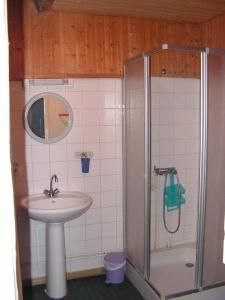A bathroom at Le Puy Babin chambres familiales à la ferme
