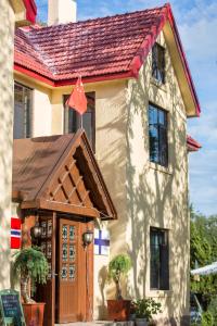 青島的住宿－北欧记忆海景酒店（八大关），一座带木门和红旗的房子