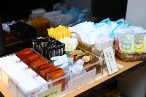 une présentation de différents types de denrées alimentaires sur une table dans l'établissement Hotel Wing International Himeji, à Himeji 37 autres photos