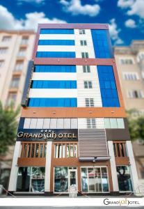 Un edificio alto con un cartel. en GRAND ŞAH OTEL, en Eskisehir