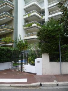 un edificio de apartamentos con el número delante en Karolina Properties - Appartement Commodore Croisette, en Cannes