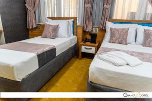 מיטה או מיטות בחדר ב-GRAND ŞAH OTEL