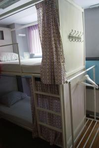 
Двухъярусная кровать или двухъярусные кровати в номере Nice hostel Маяковская
