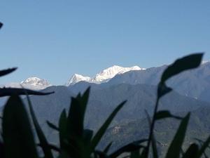 Vista generica sulle montagne o vista sulle montagne dall'interno della stanza in casa privata