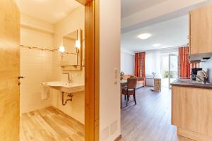 Apartament obejmuje kuchnię oraz salon ze zlewem i lustrem. w obiekcie Apartment Bergsee w mieście Lunz am See